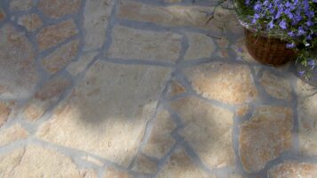 Yellow Saliq Flagstones Terrasse mit ARDEX GK grau lackiert.